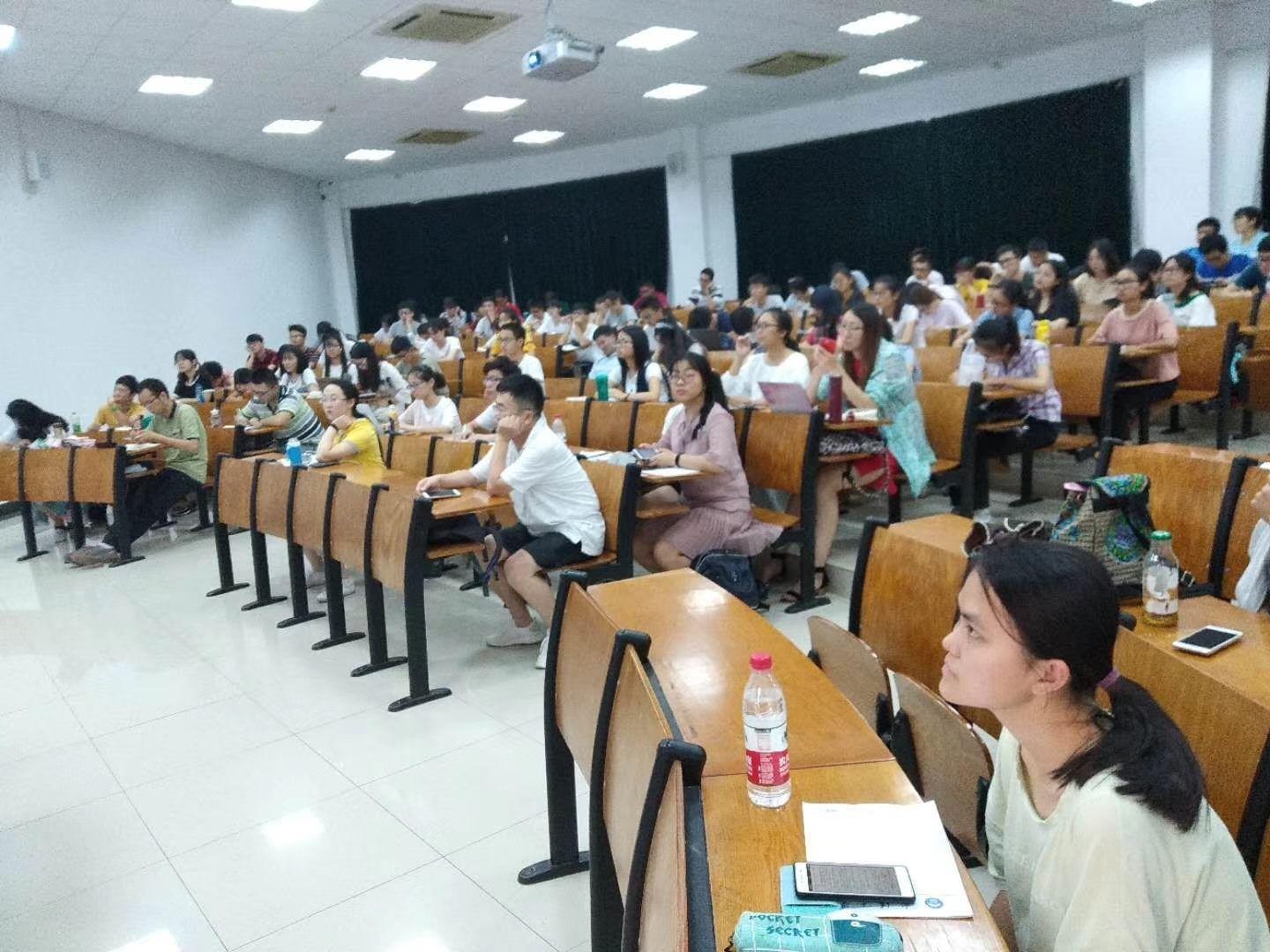 传媒学院学生做沈凯校外兼职如何平衡学习与兼职