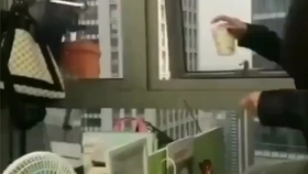 负债累累的小伙兼职保姆能轻松翻身吗
